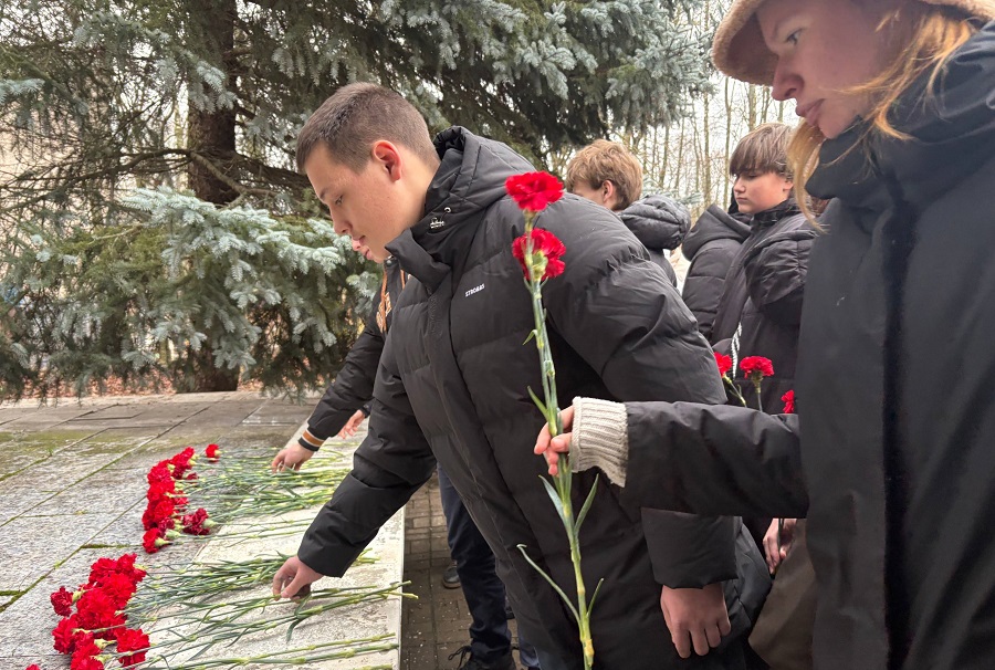 В Липицах возложили цветы к памятнику Воинской славы
