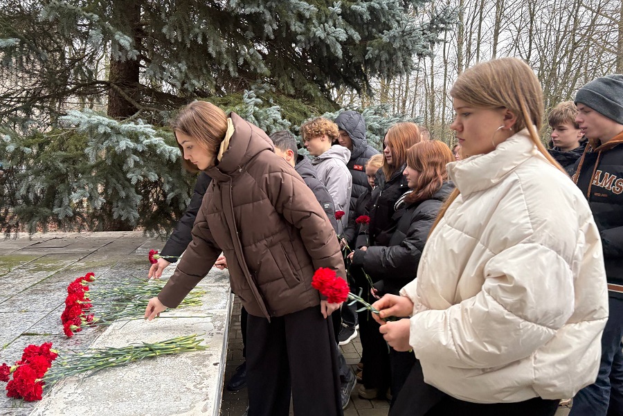 В Липицах возложили цветы к памятнику Воинской славы