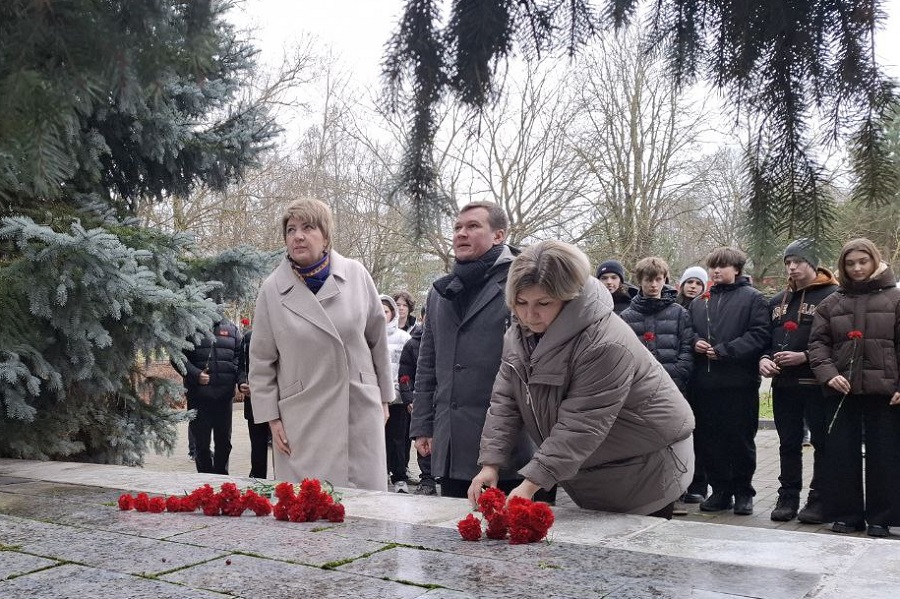 В Липицах возложили цветы к памятнику Воинской славы
