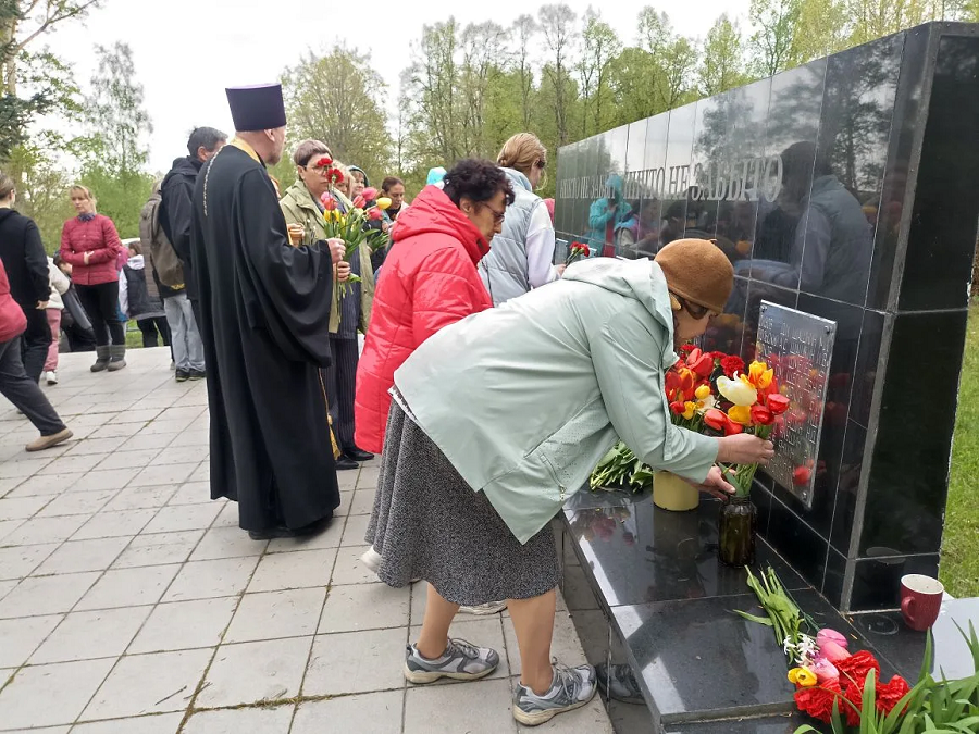 Возложение цветов