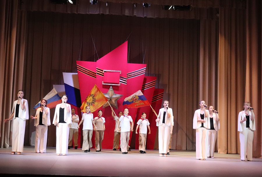 Сквозь года звенит Победа!