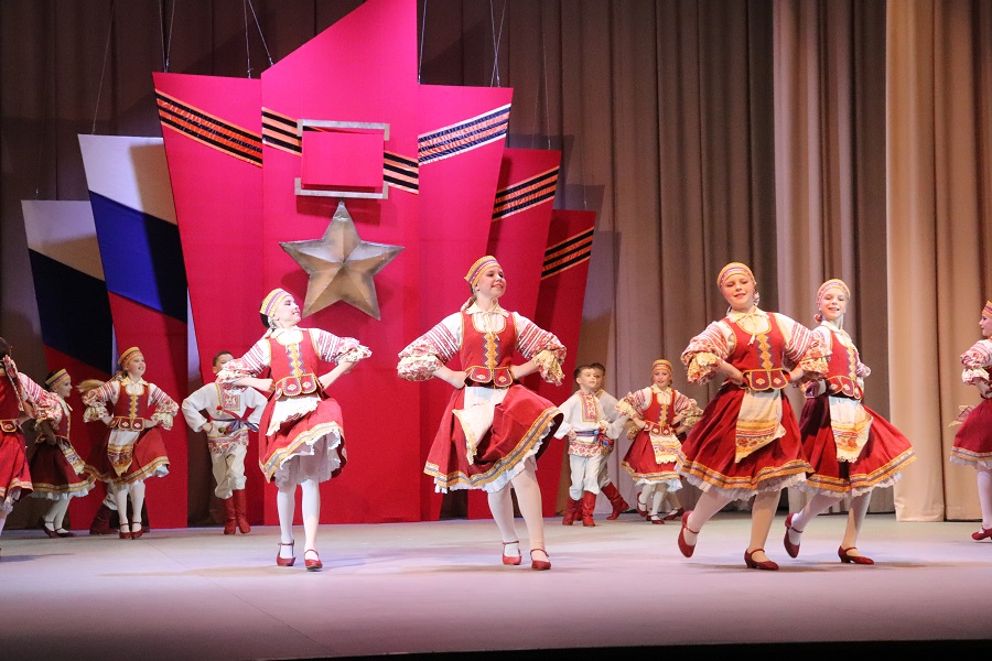 Сквозь года звенит Победа!