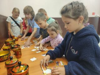 «Золотая хохлома»- путешествие в мир русских узоров.